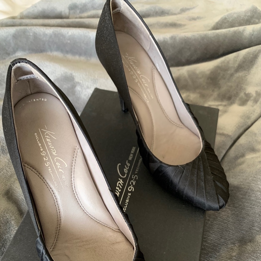 Kenneth Cole black dress pumps